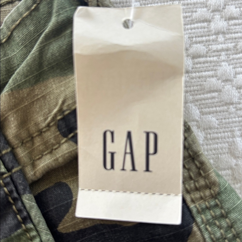 GAP Green Camouflage Cargo Shorts - Picture 2 of 10